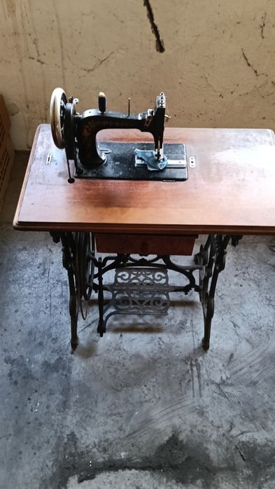 Mașină de cusut Pfaff de epocă.