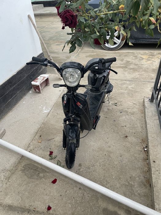 Скутер почти новый аккумулятор сел надо зарядку поставит