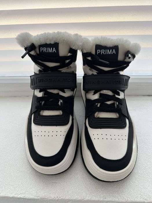 Продаются зимнии кроссовки женские