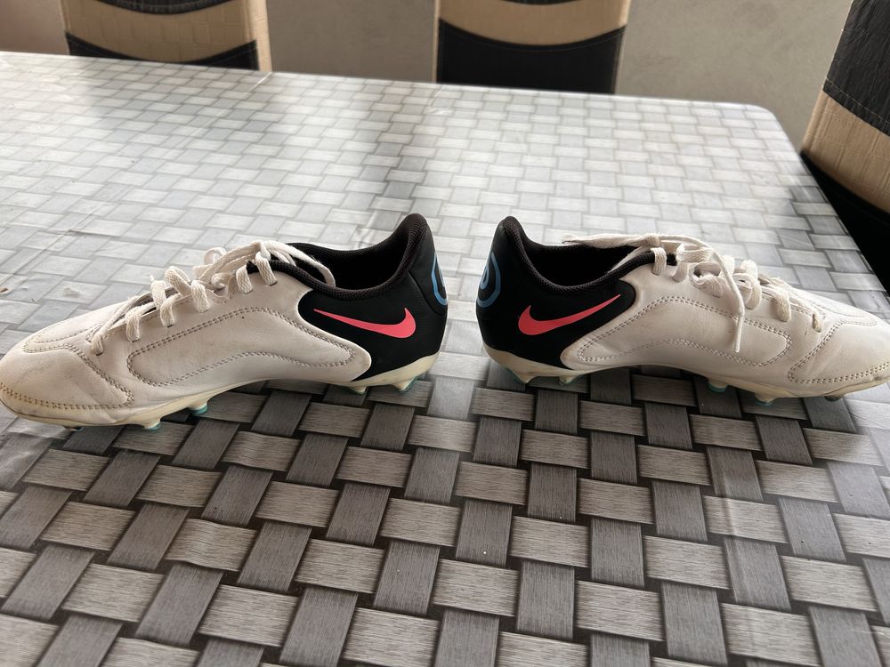 Crampoane Nike Tiempo Albe