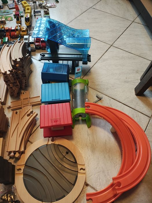 Set sine de lemn cu mașinuțe,trenulete și accesorii 9kg