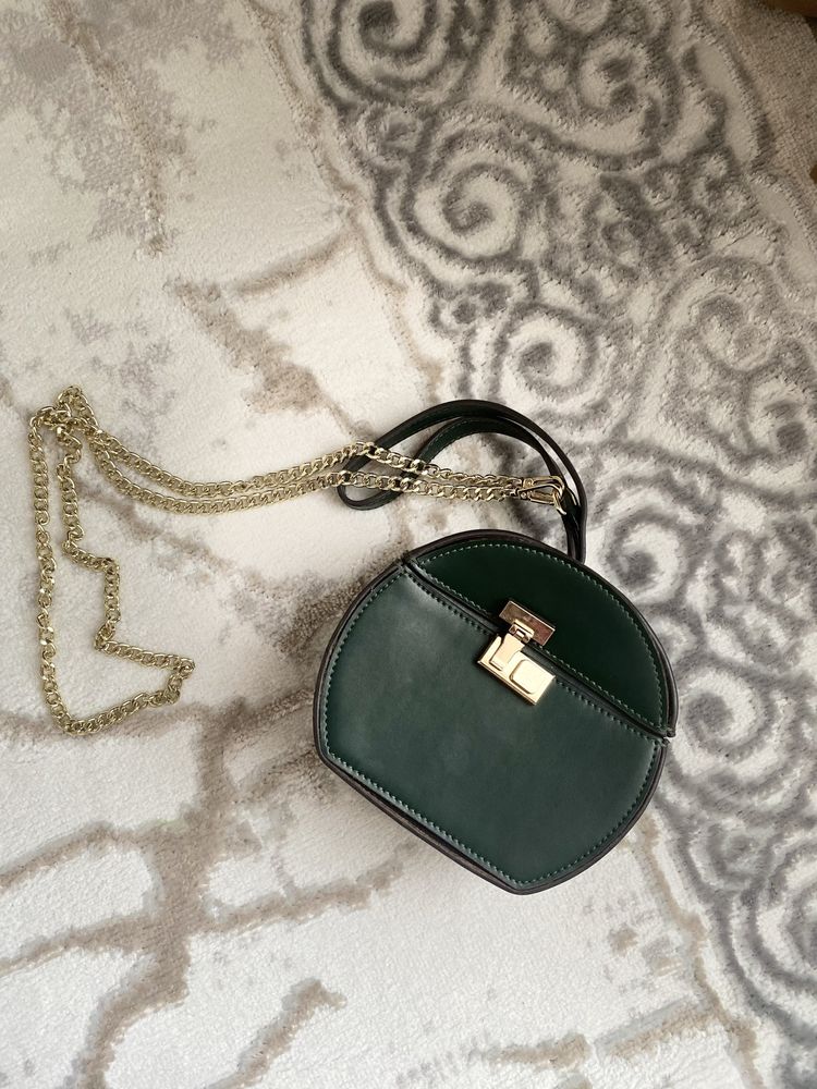 Красивая зеленая сумка