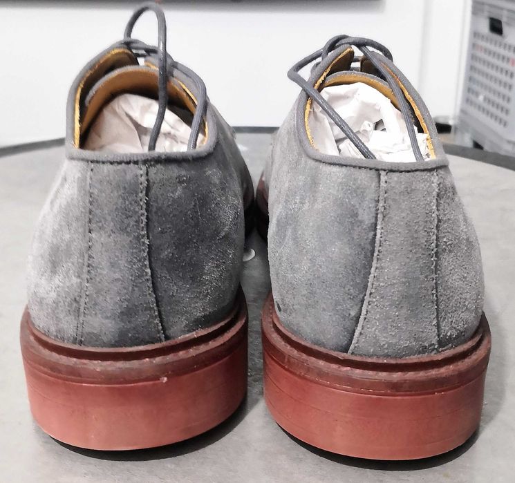 pantofi gant piele gri.