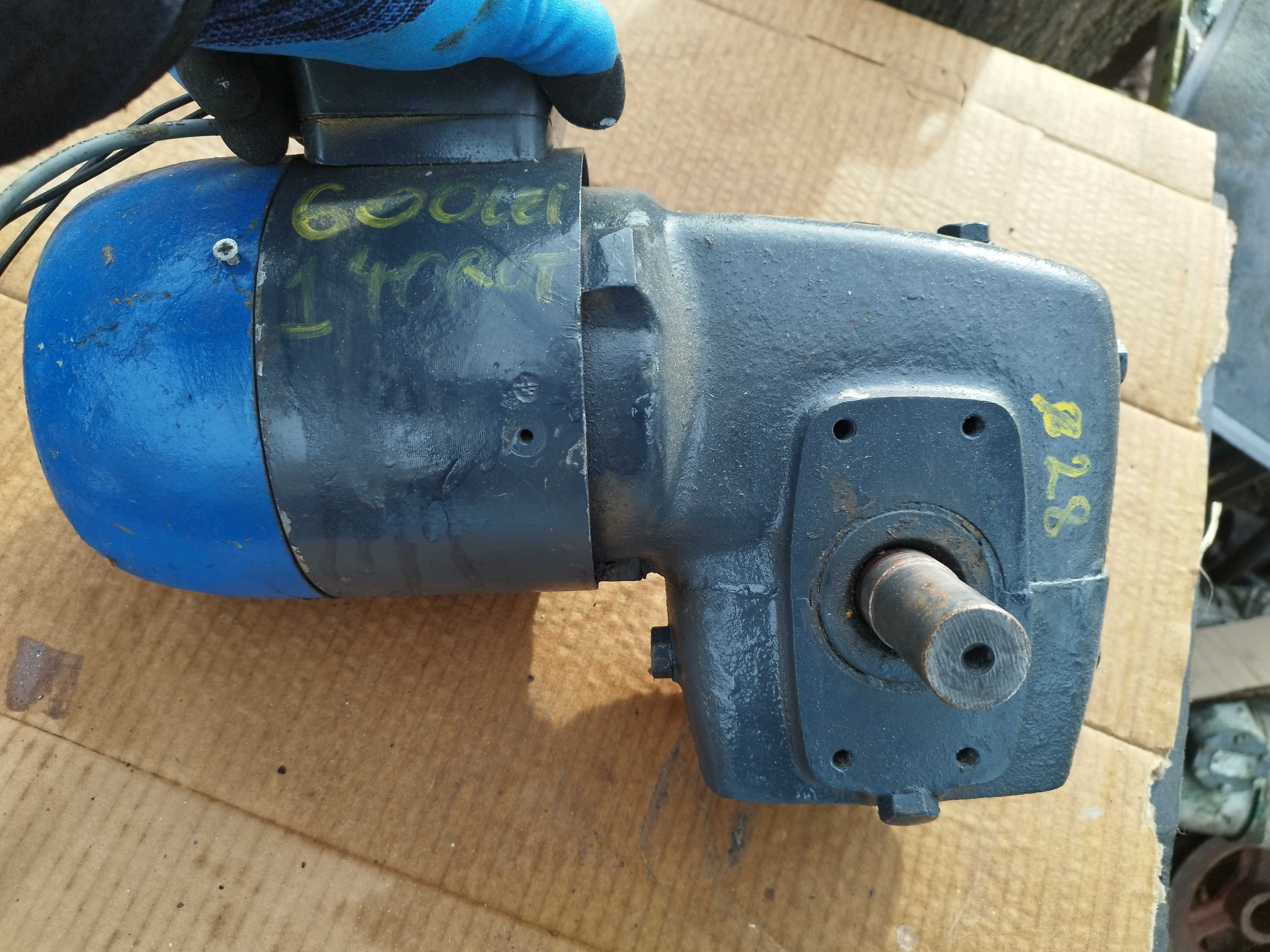 Reductor cu motor 0,55 kw 140 rotații