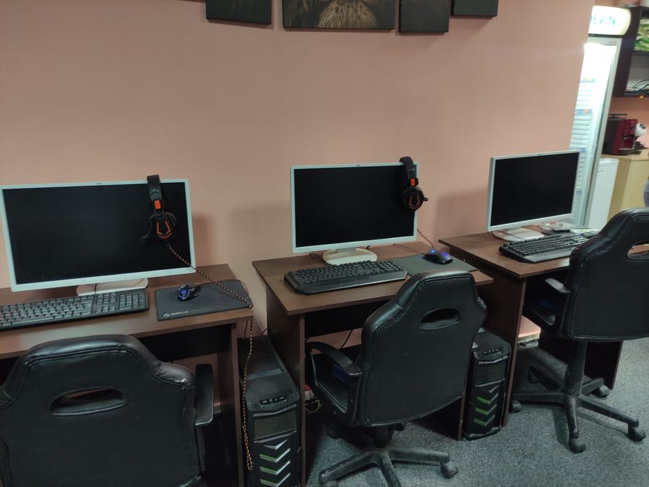 Комплект геймърски компютър с монитор от компютърна зала