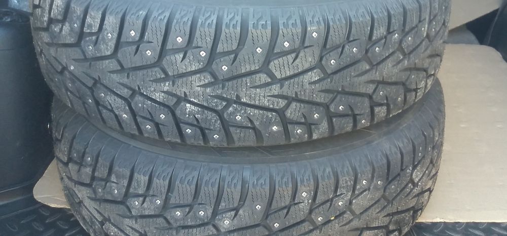 Продам 4 резины размер 225 70 R16,зимние шипованные японская YOKOHAMA