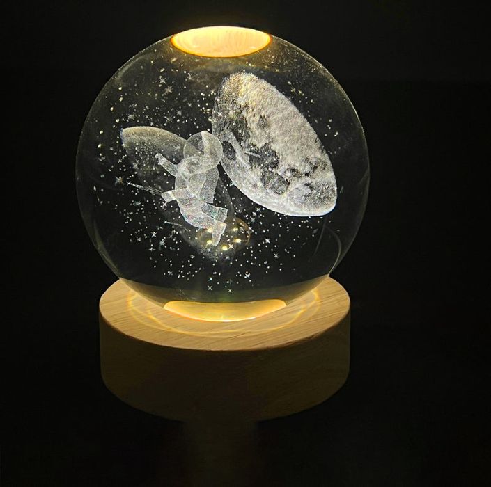 3D гравировка қилинган кристалл шар.