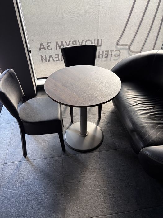 Маса, със стабилна желязна основа и ламиниран плот.