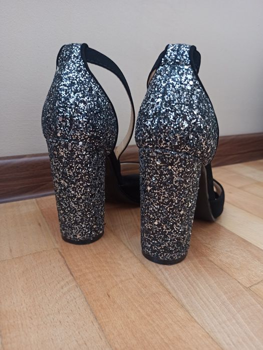 Vând pantofi mărimi 36 și 37