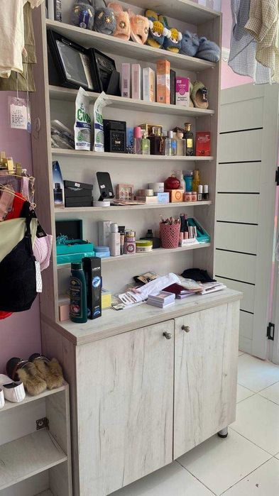 Ayollar kiyim do'koni polkalari, ilgichlari, hamma narsasi sotiladi