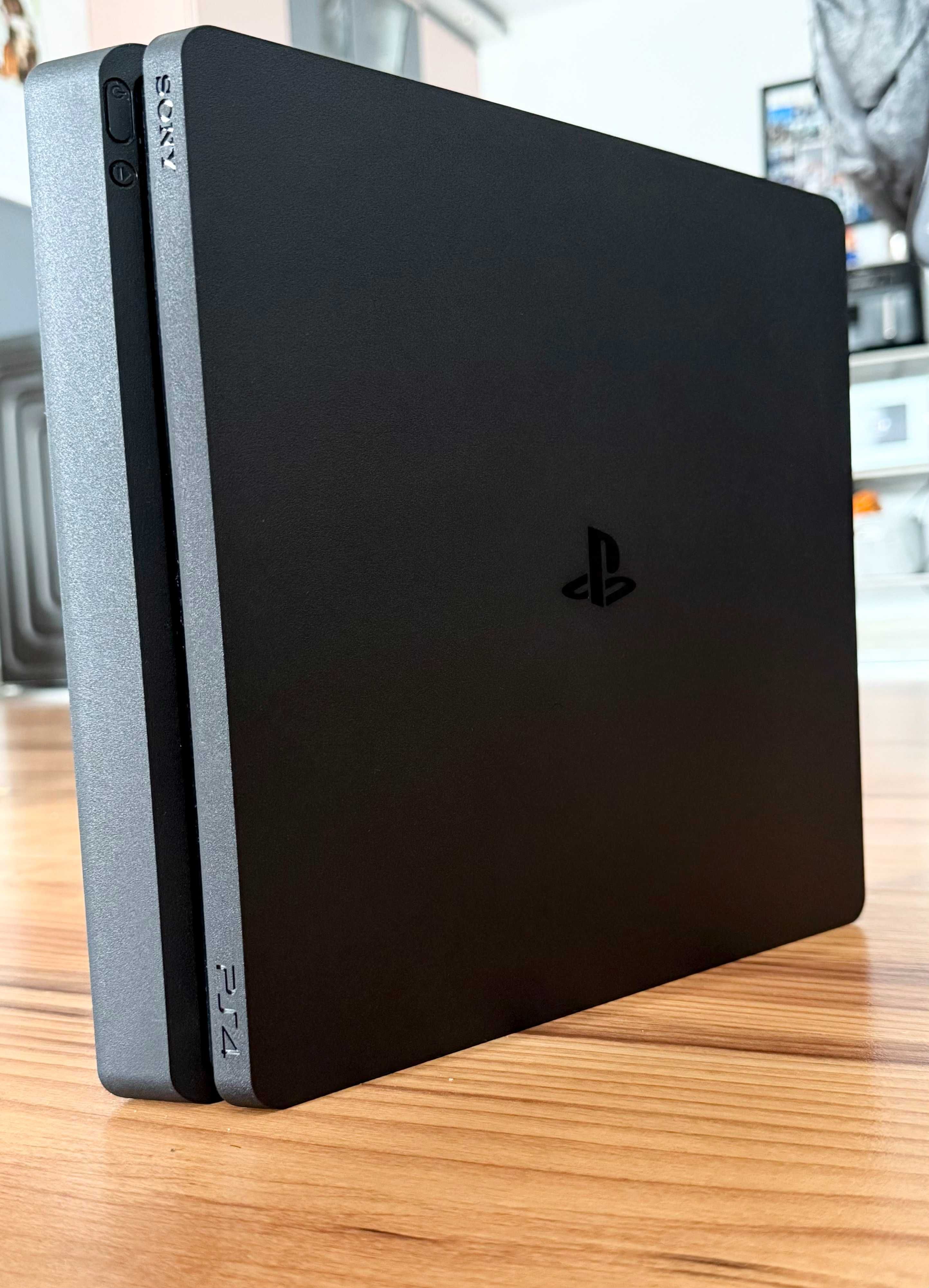PlayStation 4 Slim 1TB + 2 Контролера +  Игра Control