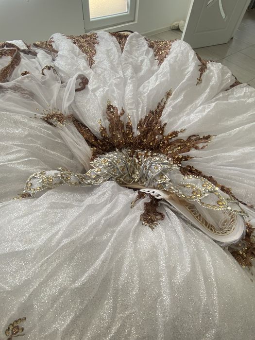 Сватбена рокля със камъчета