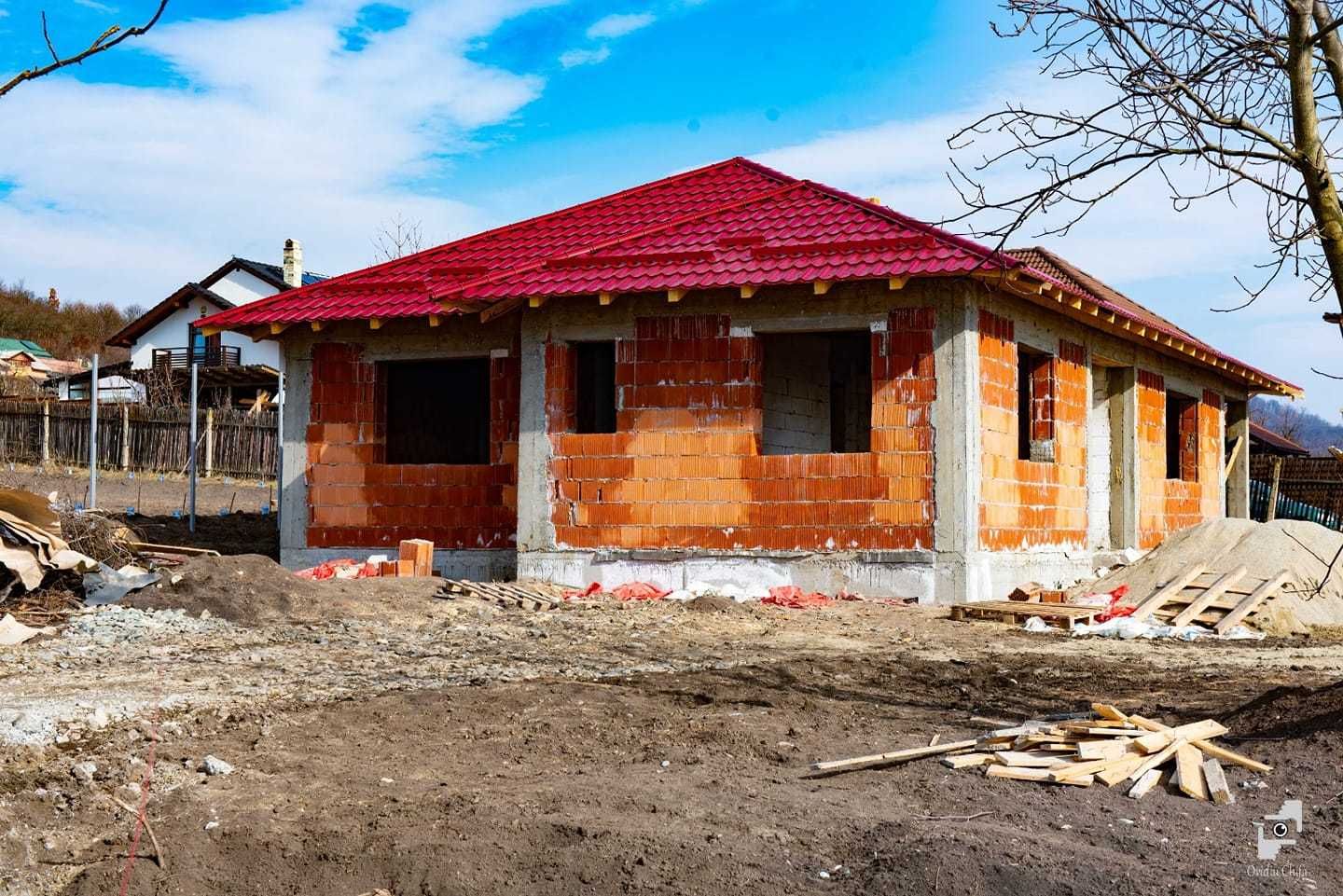 Construcții case la roșu și la cheie