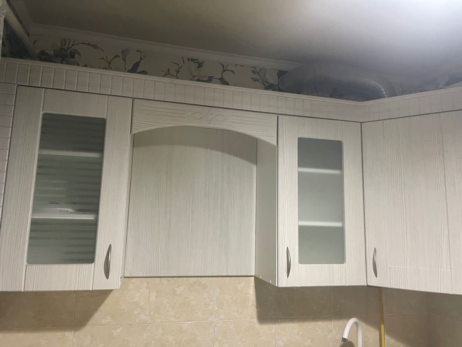 Продам кухонные шкафы со столом и табуретками