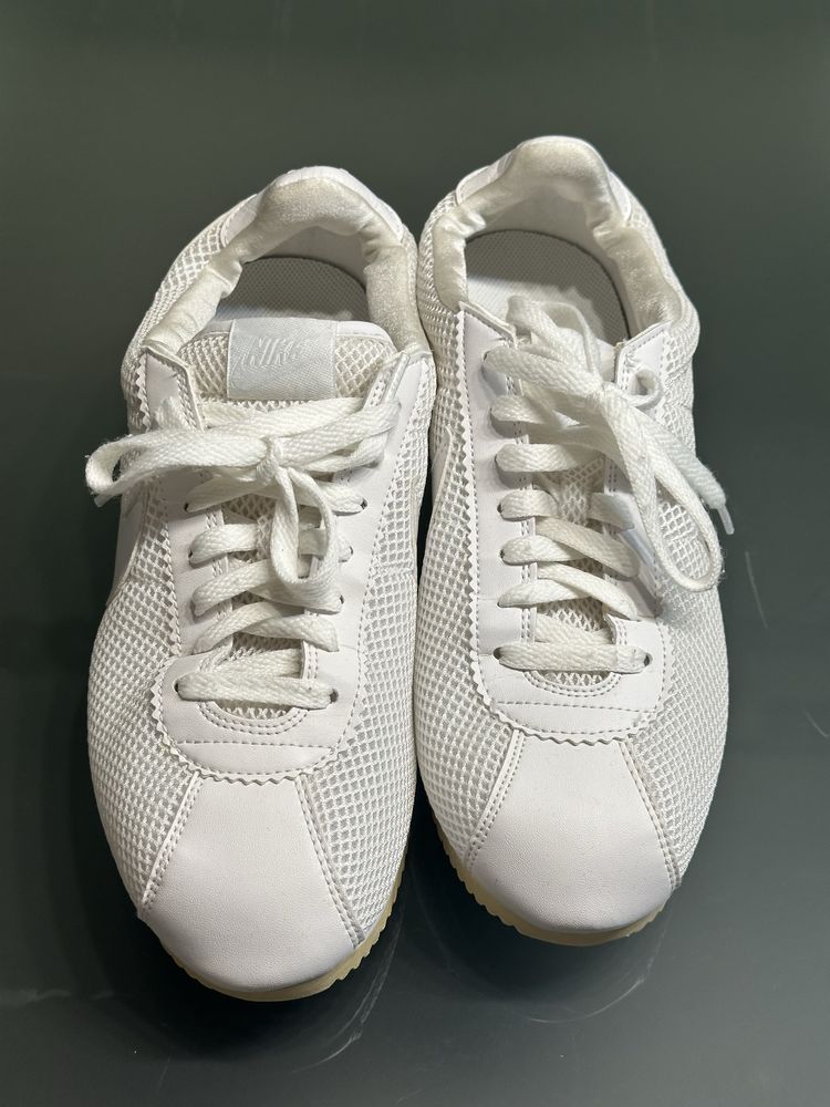 Бели обувки nike