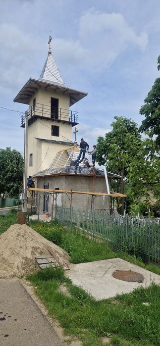 Echipa dulgheri și tinichigii executam acoperișuri și reparații .