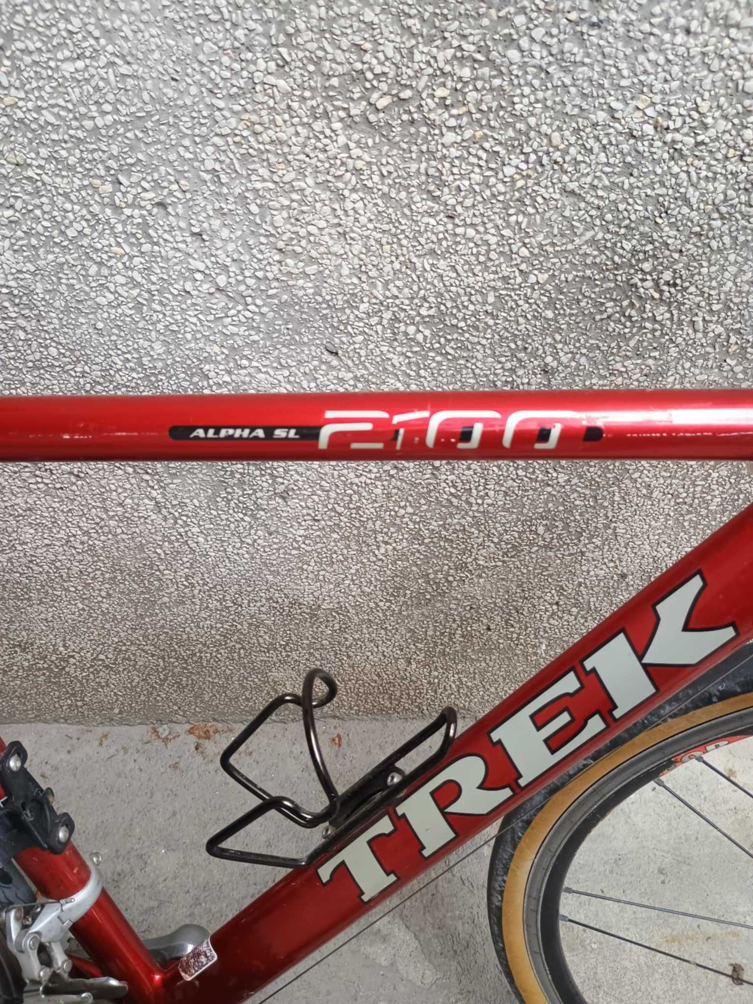 Trek 2100 Alpha SL Лек шосеен велосипед с карбонова вилка, червен