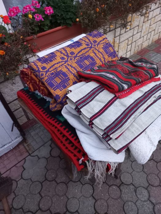 diverse obiecte vechi din lemn, ceramice,țesături război de țesut etc