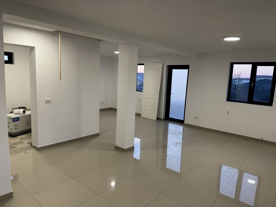 Închiriez 85mp spatiu comercial la etaj