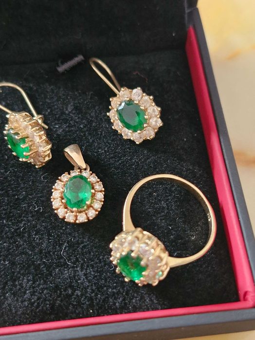 Set bijuterii din aur ( cercei, medalion si inel ) greutate 10.858 g.