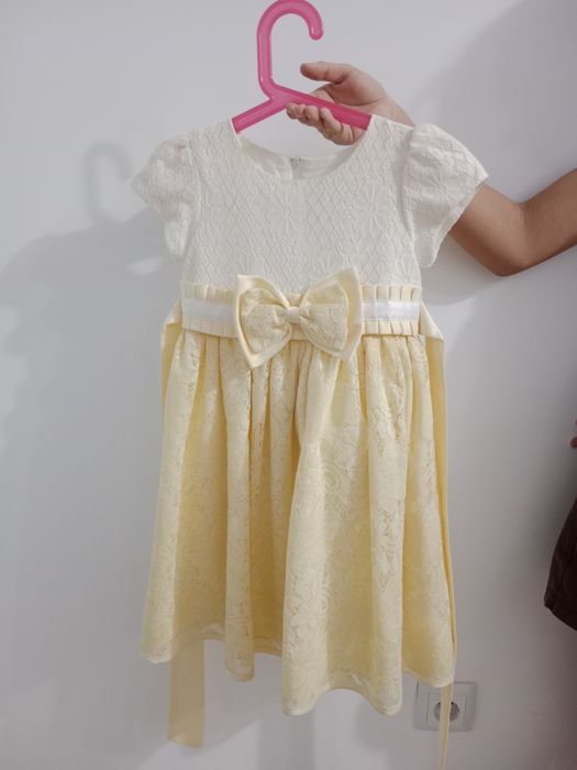 Продам платье жёлтое и бежевое на 5-6 лет и чёрное венздей  на 9-10 ле