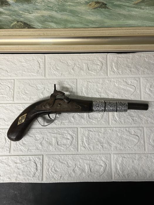Стар пистолет с вградени орнаменти