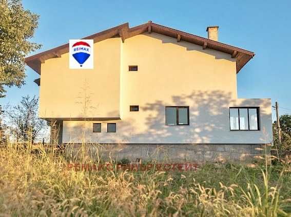 Масивна къща на два етажа  за продажба с. Щръклево