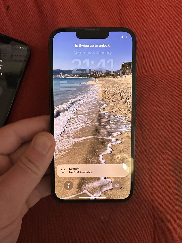 Продавам 2 броя Iphone 13 с ICloud за части