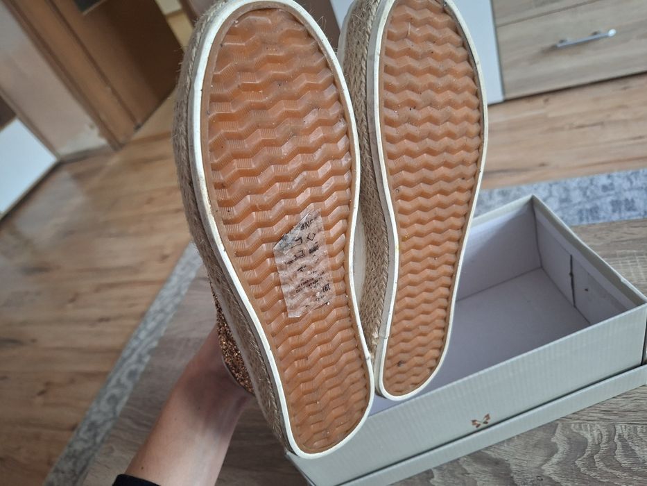 Блестящи кецове в златисто