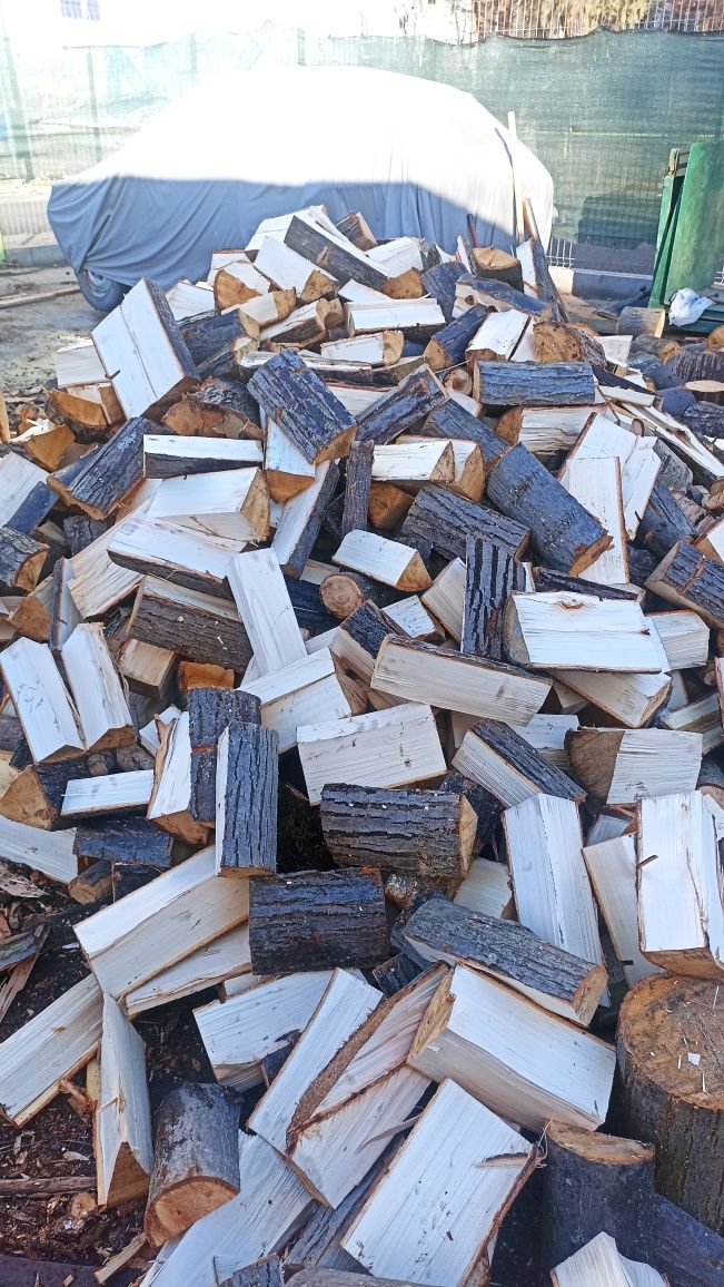 Vând lemne de foc sparte tăiate diferite esețe salcâm stejar frasin