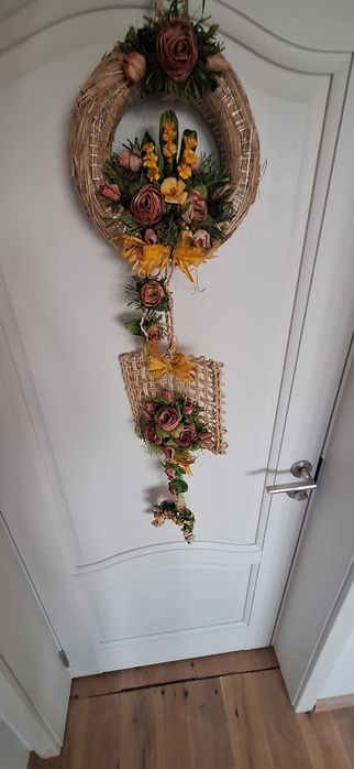 Decorațiuni rustice din flori naturale uscate – coronițe și ghirlande