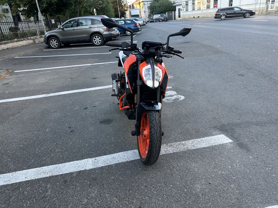 - KTM DUKE 390 -