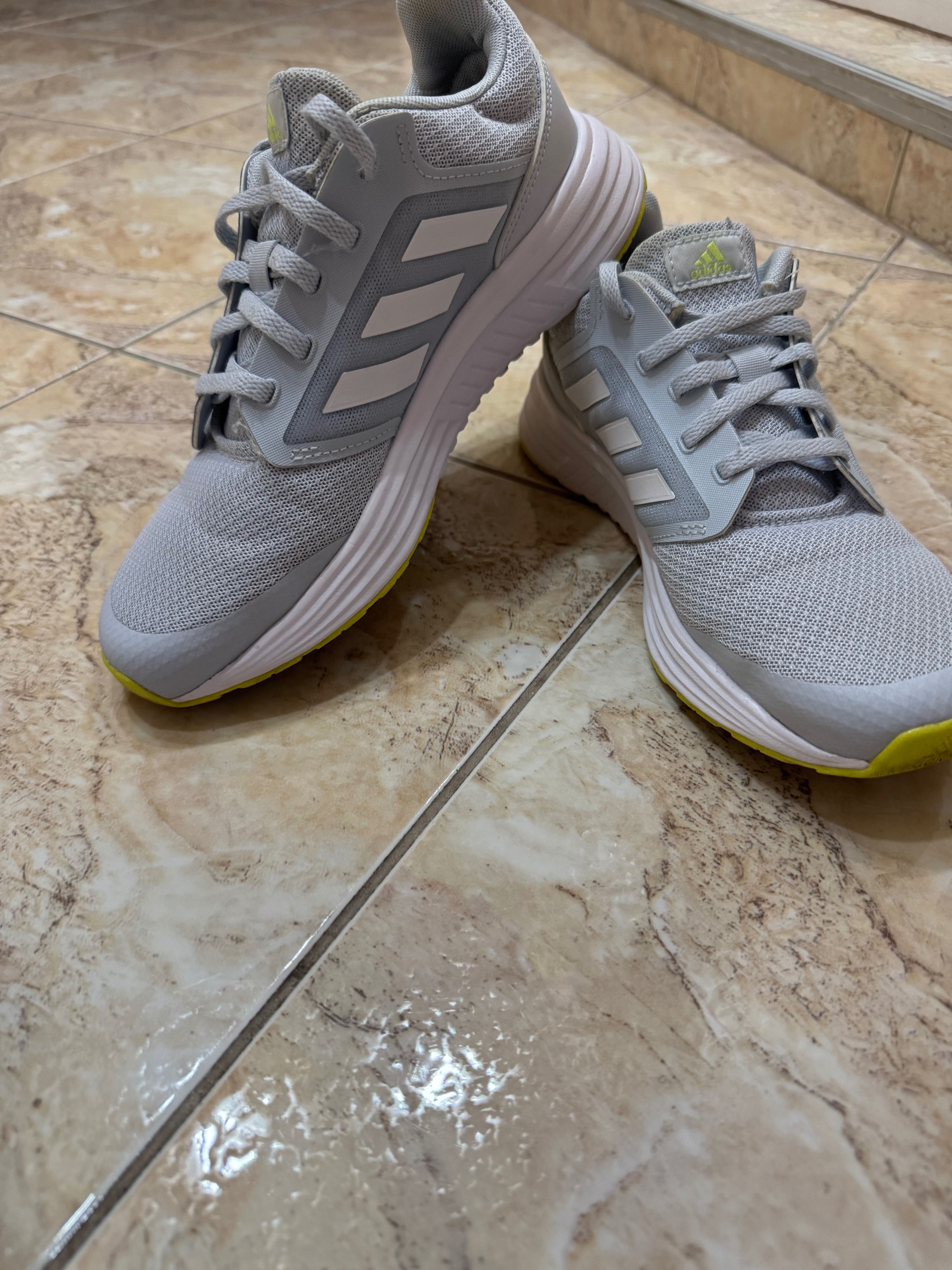 Продавам Дамски маратонки ADIDAS номер 38