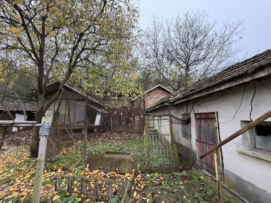 Къща с гараж равен и голям Двор!