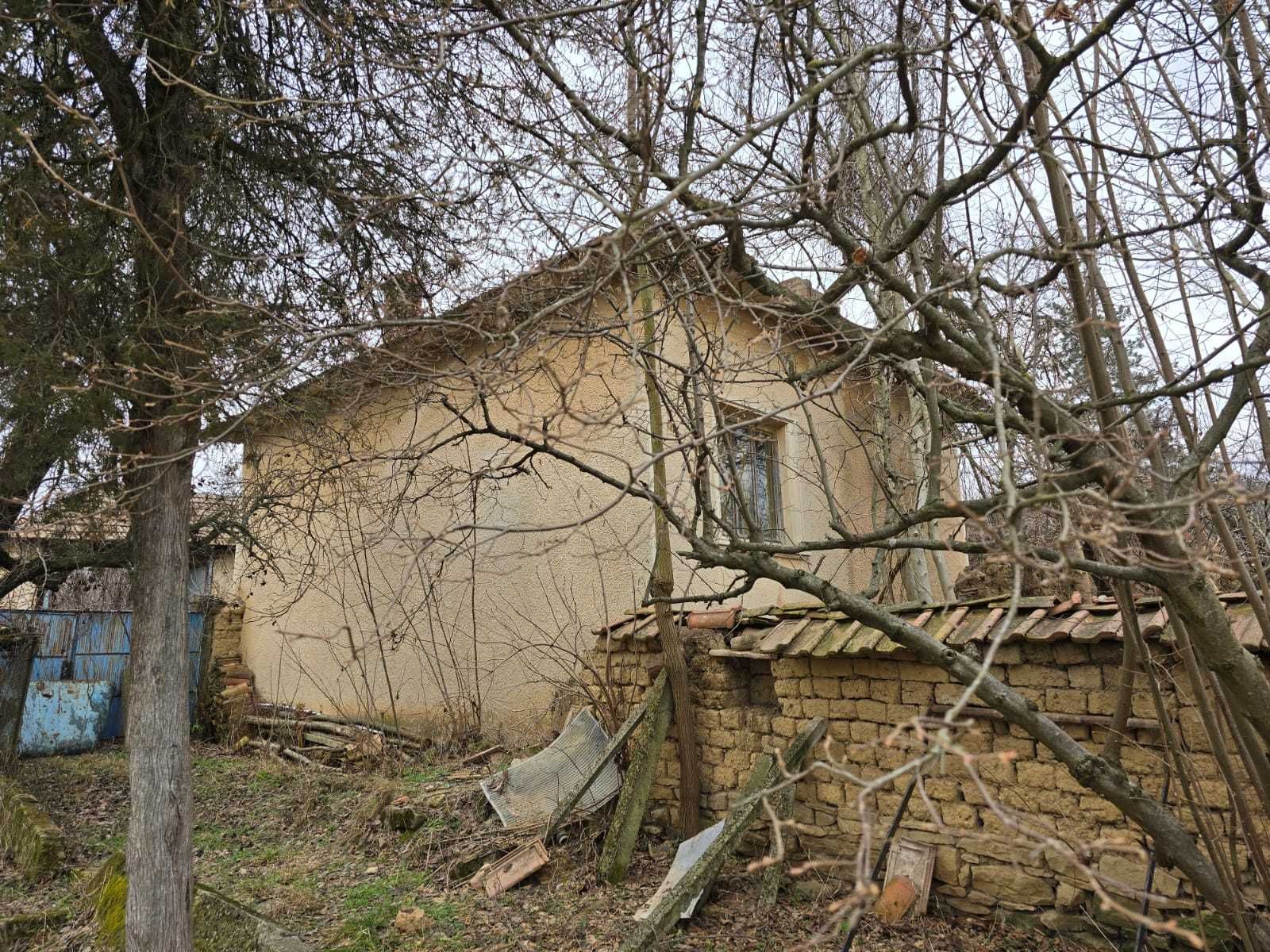 Стара къща с двор и кладенец в с. Бяла река - общ. Сухиндол
