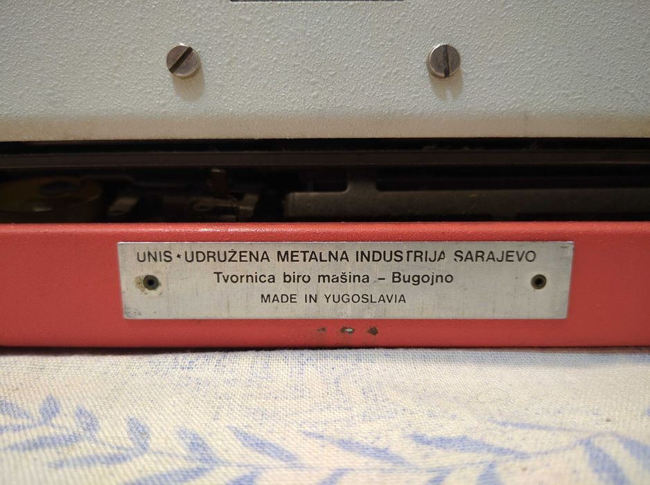 Печатная машинка Unis TBM De Luxe.