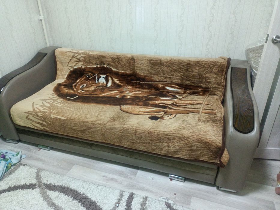 Продаем  два дивана