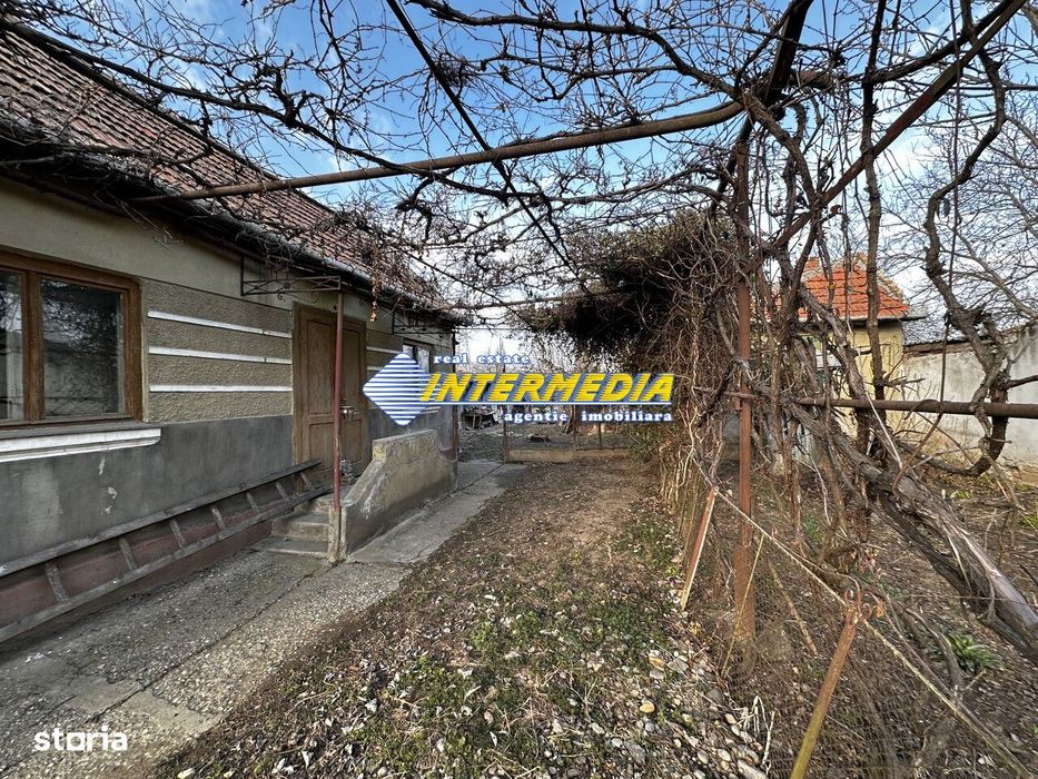 Casa Veche cu Anexe si 1242 mp Teren Intravilan imprejmuit la asfalt