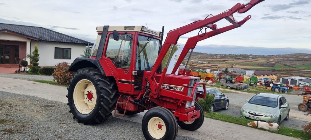 Tractor Internațional 745 XL cu încărcător