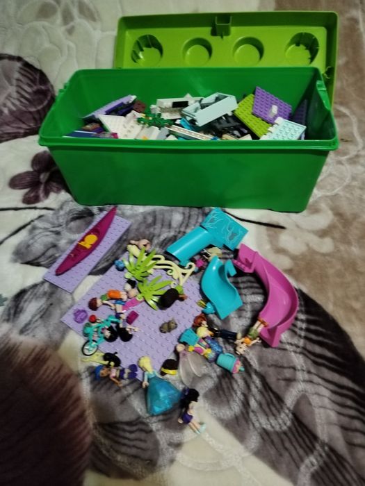 Vind lego original pt fetițe are multe figurine .