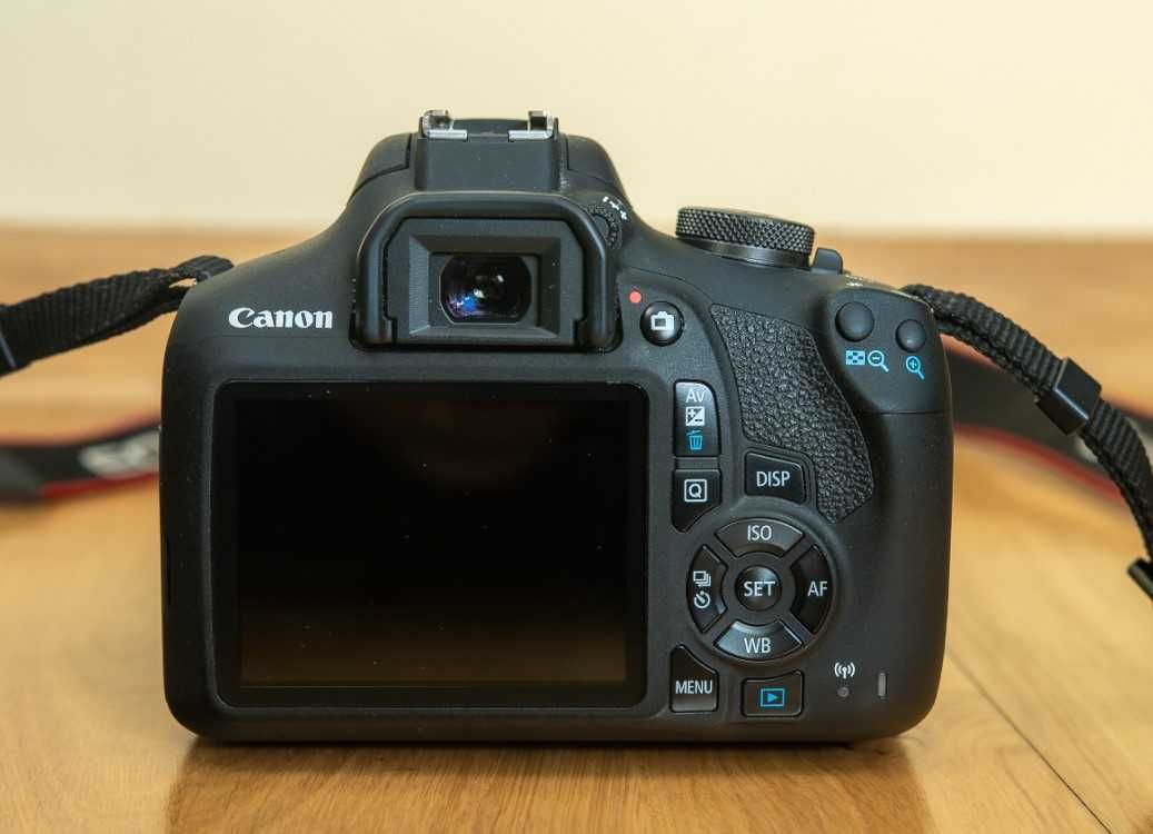 Canon EOS 2000D Kit cu obiectiv 18-55mm - 36.000 de cadre