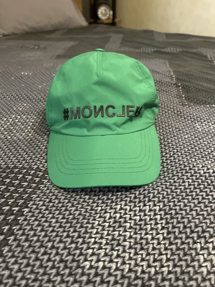 Moncler шушлякава шапка