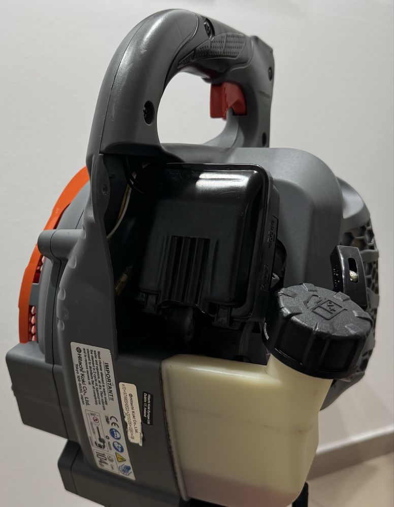 Suflanta Hitachi pentru frunze