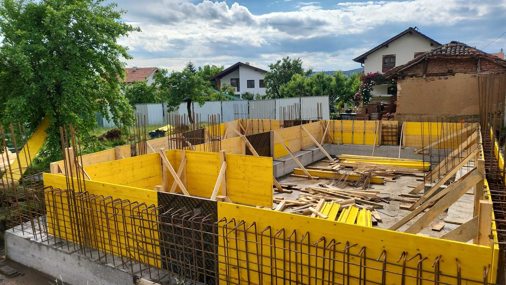 Бригада от кофражисти и арматуристи търсят обект в гр.София