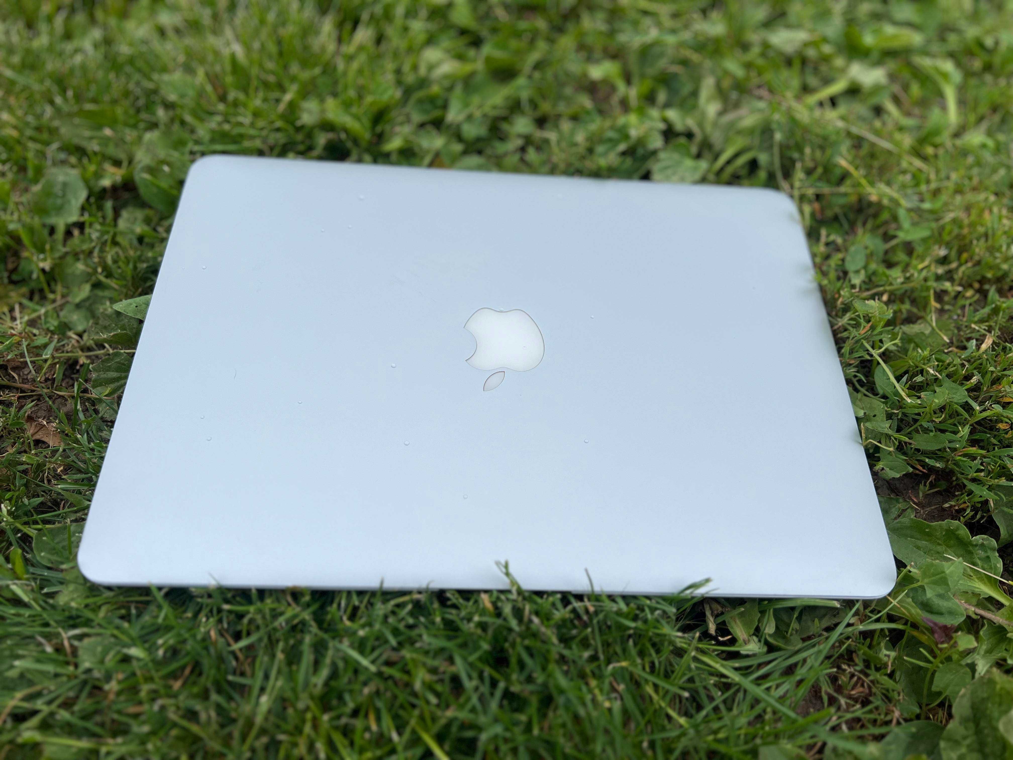 Macbook Air 13" mid 2015, i5, 4 GB ram, 120 gb SSD