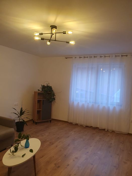 Închiriez apartament