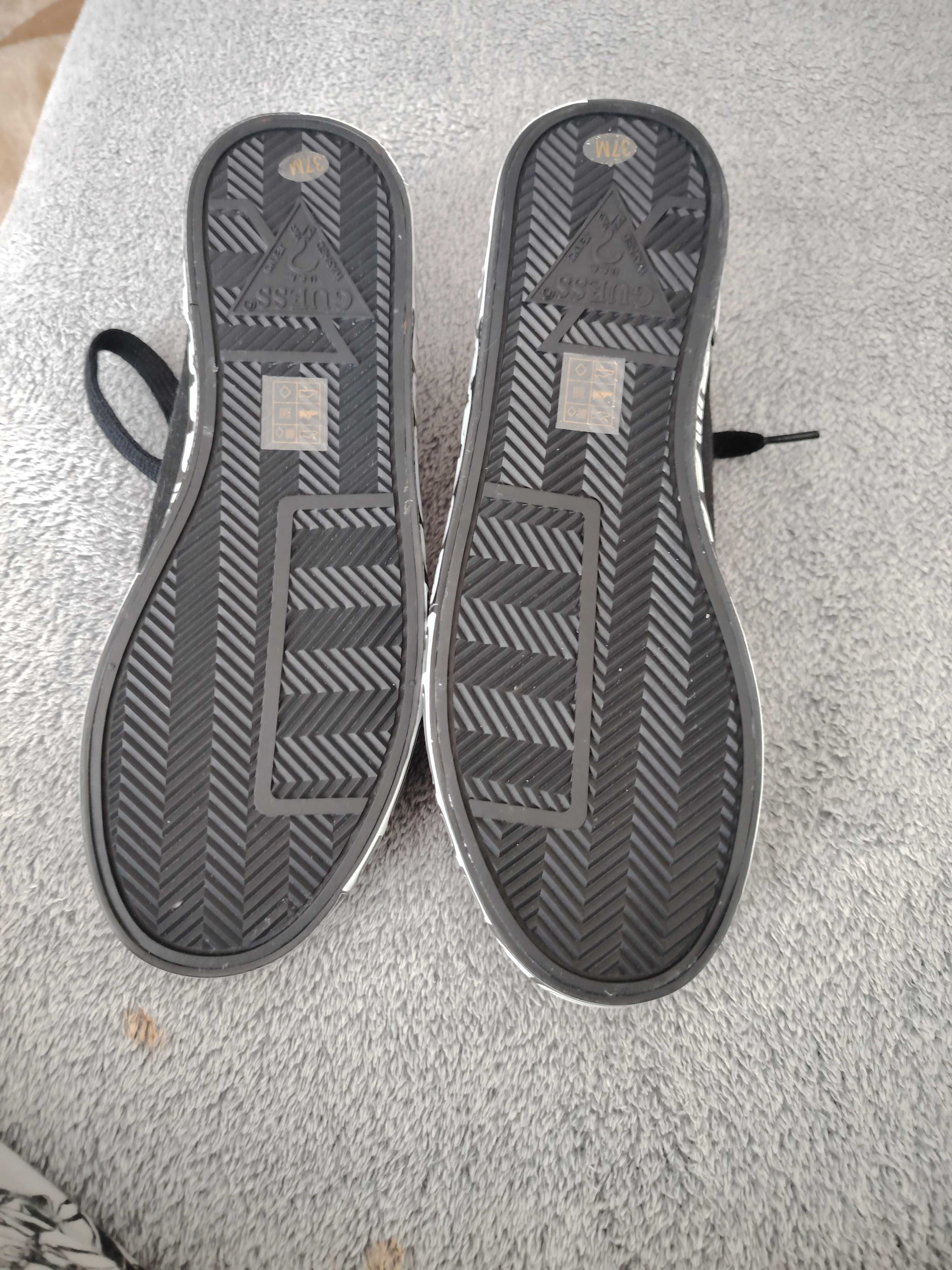 Adidasi guess noi ne purtati