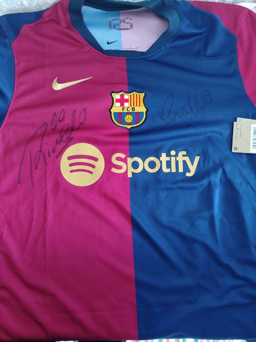 Vând un tricou al echipei Barcelona ,semnat de  Rivaldo și Ronaldo