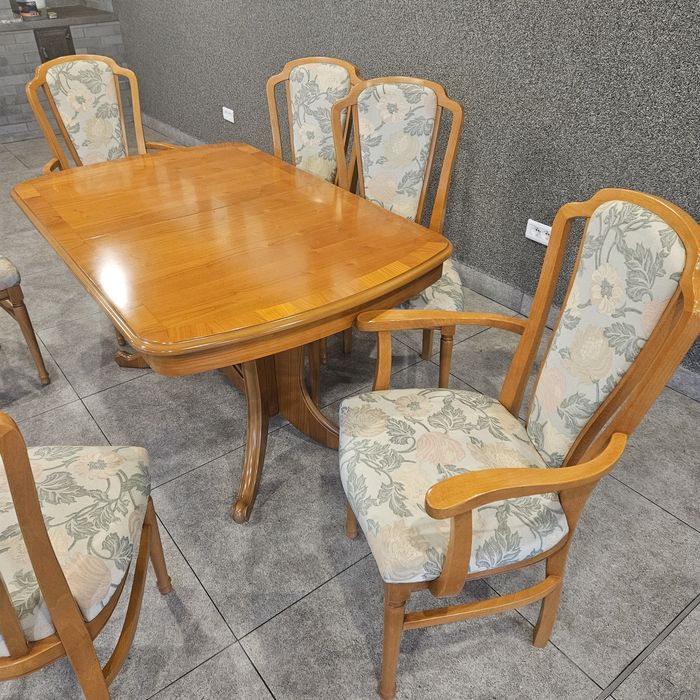 Masă  extensibilă din lemn masiv + scaune