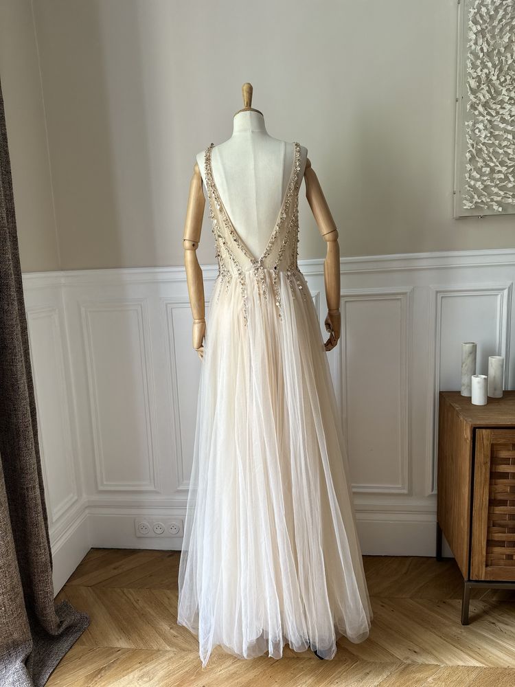 Rochie lungă din tul cu decolteu în V cu margele Cinderella Couture